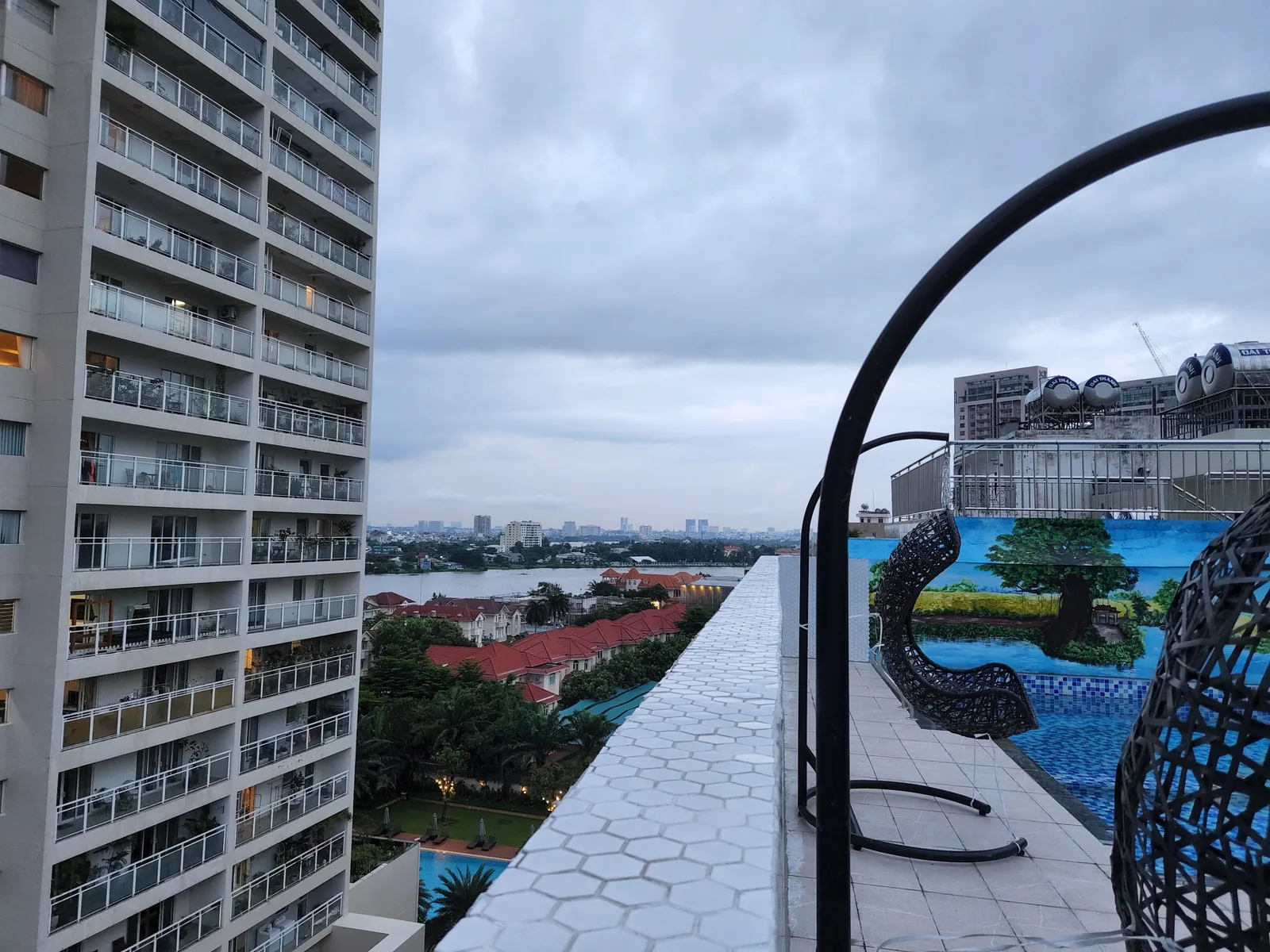 Góc nội thất Kayden House với chi tiết mộc mạc